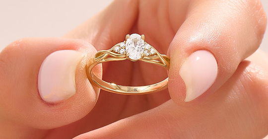 Engagement Rings vs. Wedding Rings: What’s the Difference?