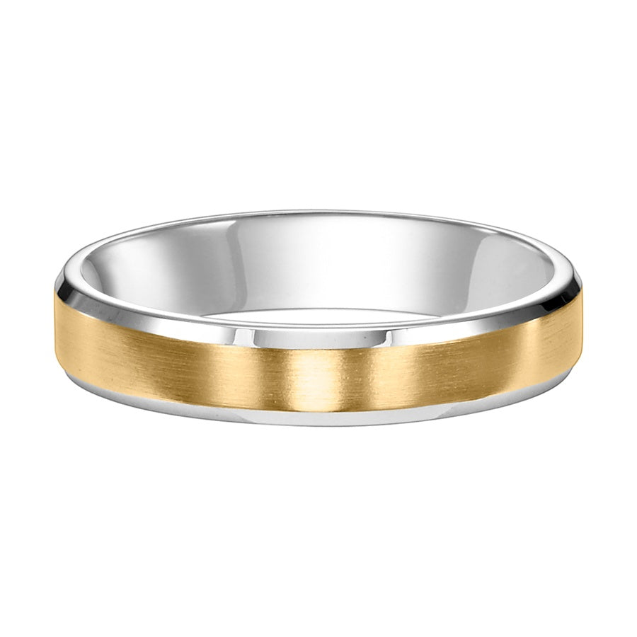 This crisp yet timeless, Comfort Fit wedding features a brushed finish with beveled edge